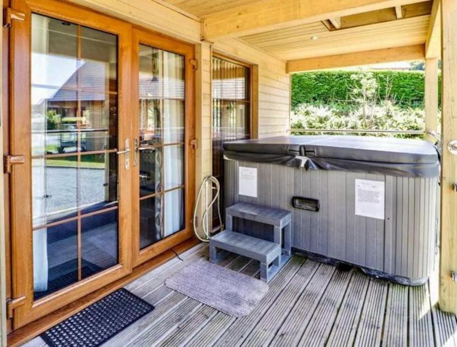 Artro Lodge Luxury 3 Bedroom, 3 Bathroom & Hot Tub スランベドル エクステリア 写真