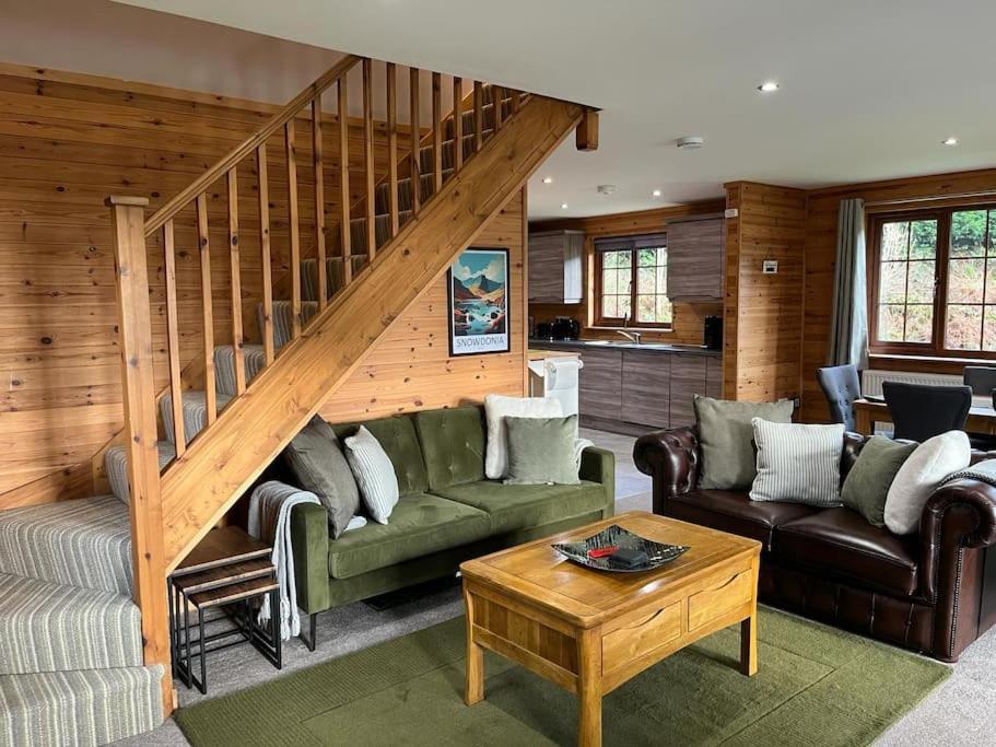 Artro Lodge Luxury 3 Bedroom, 3 Bathroom & Hot Tub スランベドル エクステリア 写真