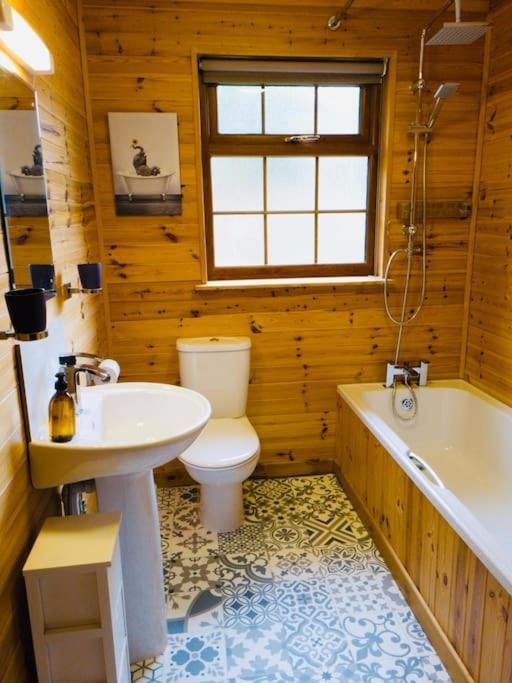 Artro Lodge Luxury 3 Bedroom, 3 Bathroom & Hot Tub スランベドル エクステリア 写真