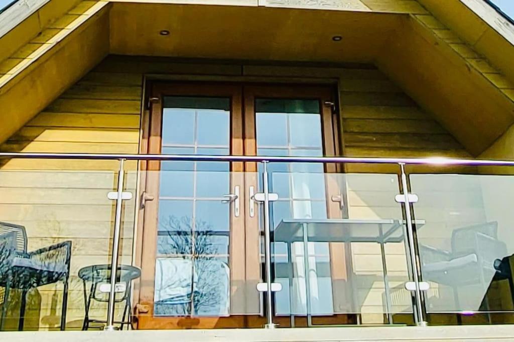 Artro Lodge Luxury 3 Bedroom, 3 Bathroom & Hot Tub スランベドル エクステリア 写真