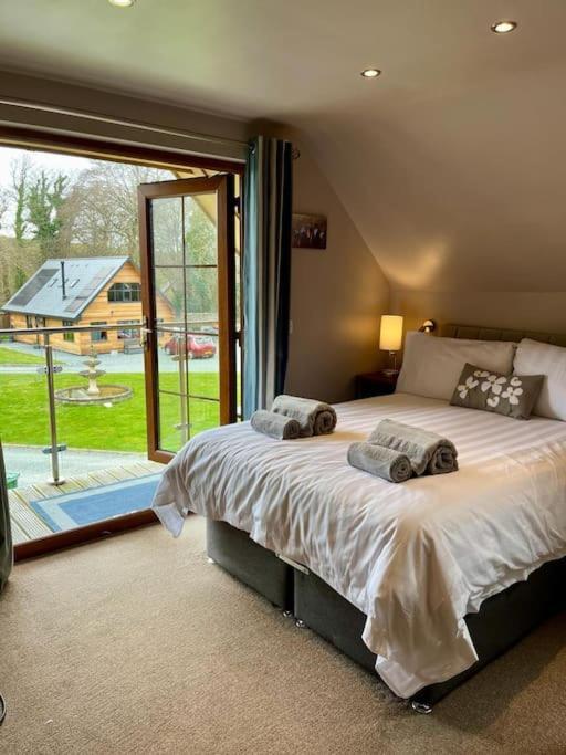 Artro Lodge Luxury 3 Bedroom, 3 Bathroom & Hot Tub スランベドル エクステリア 写真