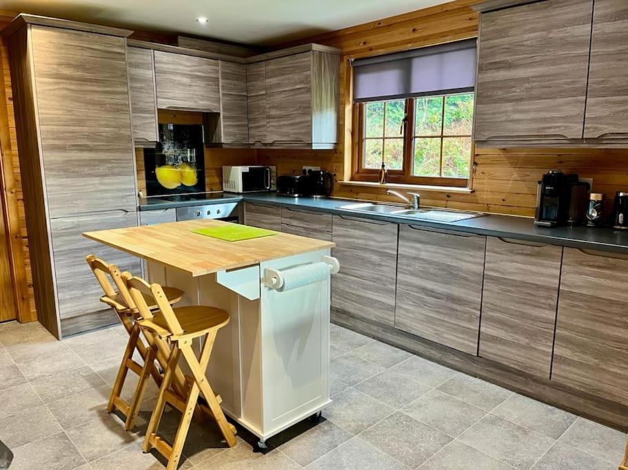 Artro Lodge Luxury 3 Bedroom, 3 Bathroom & Hot Tub スランベドル エクステリア 写真